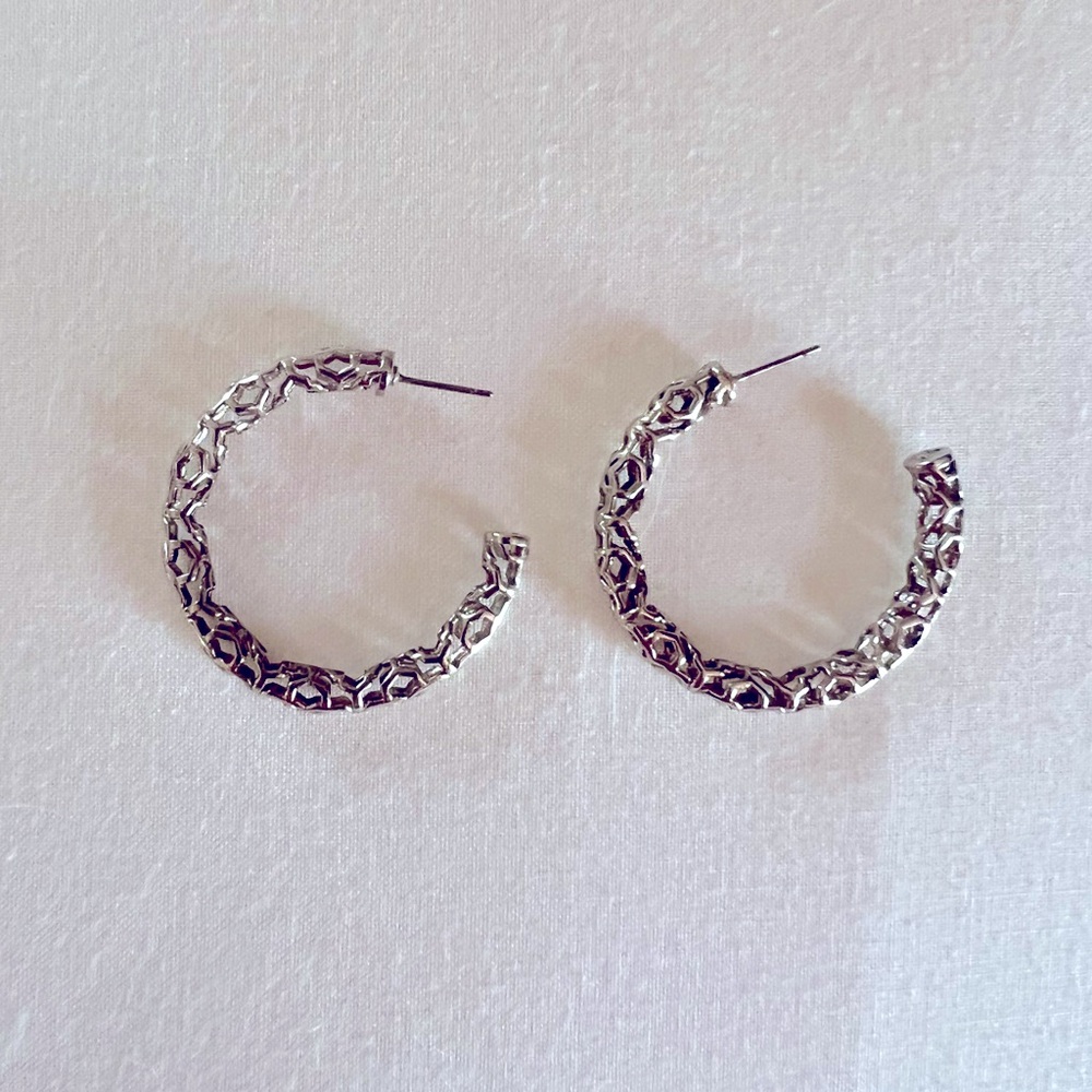 Kendra Scott silver filigree earring